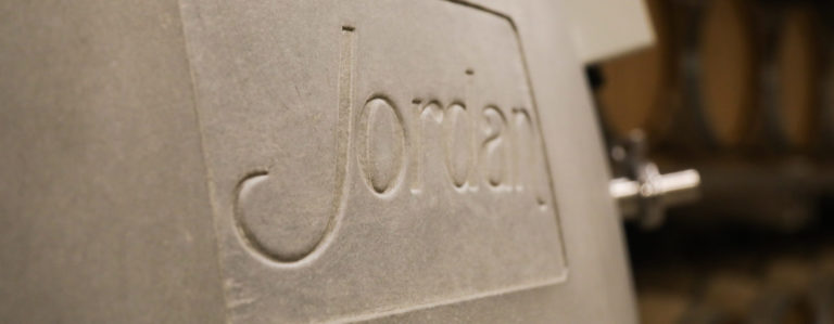 靠近混凝土鸡蛋容器在酒桶室